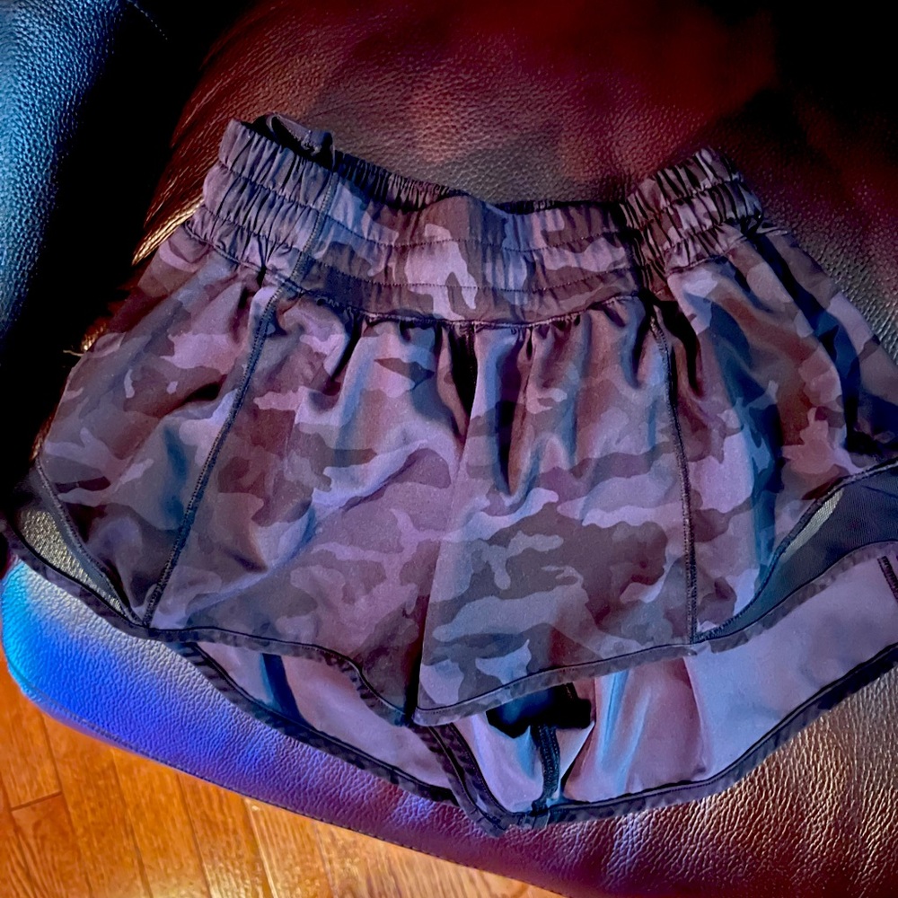 Black camo Lululemon Hotty hot shorts 2.5 inch